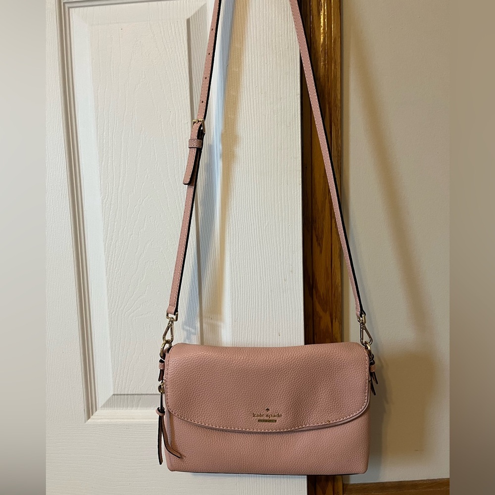 GUC Kate Spade crossbody purse in a light pink.